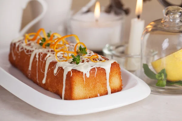 Pastel de ciruela comida chocolate blanco, ralladura de naranja, tomillo, bodegón de primer plano con té y limón —  Fotos de Stock