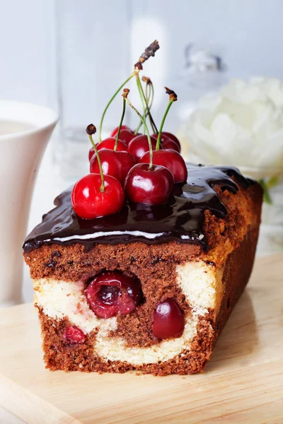 Pastel de ciruela comida chocolate cereza primer plano bodegón con té — Foto de Stock