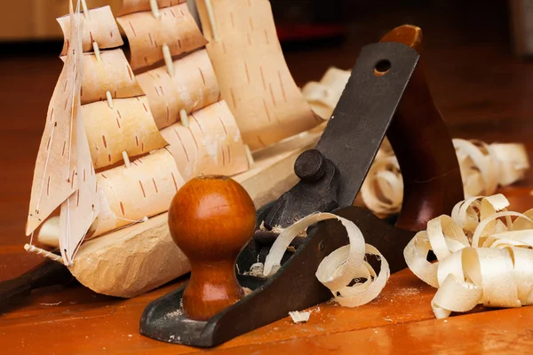 Дерев'яна суднова іграшкова майстерня тесля з літаком, чіпсами, березовою корою, домашнім — стокове фото