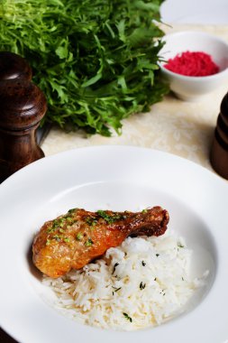 pirinç ve plaka natürmort bacak üzerinde pesto ile tavuk