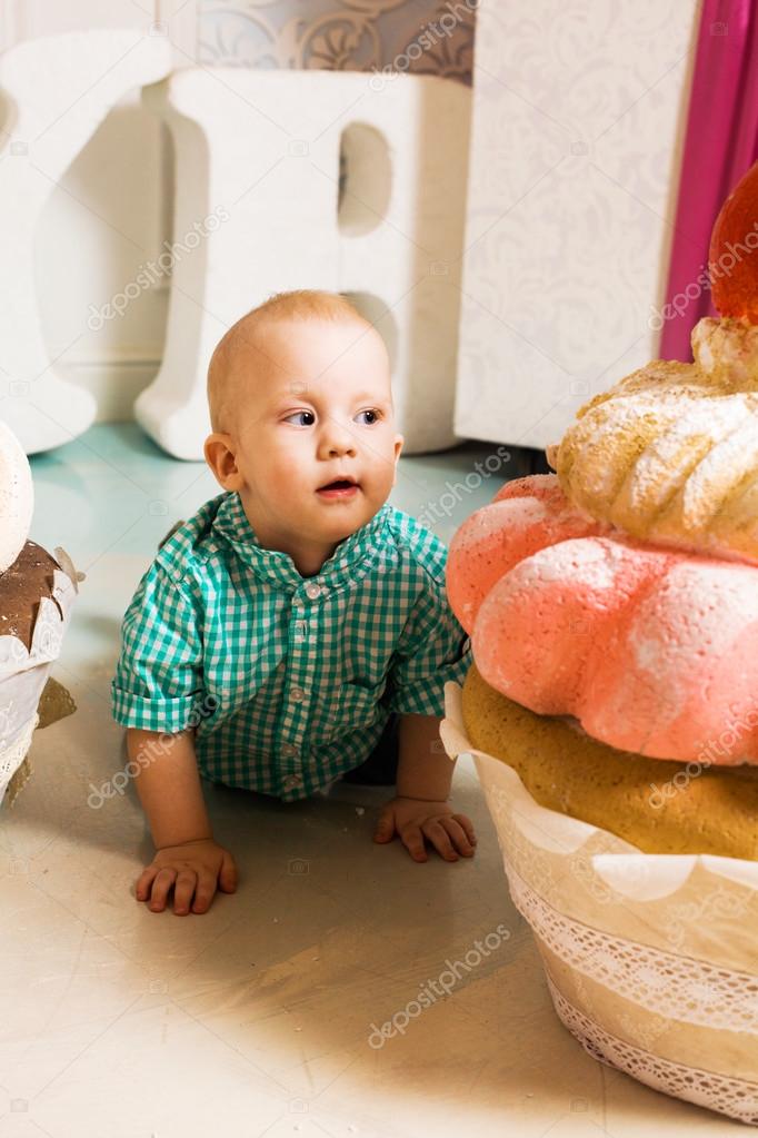 Pequeno Nino Y Enorme Pastel Con Cereza Cupcakes Lindo Nino Bebe Fotografia De Stock C Bratova Depositphotos Pequeno Nino Y Enorme Pastel Con Cereza Cupcakes Lindo Nino Bebe Fotografia De Stock C Bratova Depositphotos