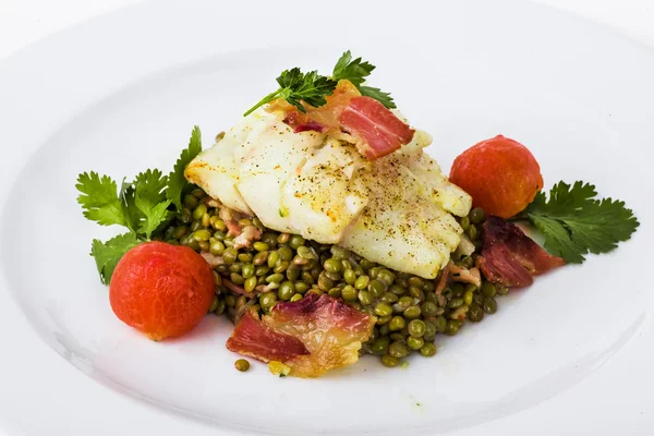 Schöne Strömung von weißem Fischfilet mit Rote-Beete-Blättern und gelber Sauce Mungbohne, Linsen, — Stockfoto