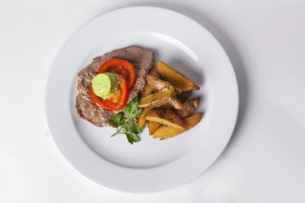 Carne com batatas fritas e molho de cebola vermelha — Fotografia de Stock