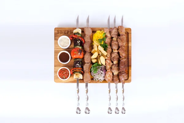 Шашлыки на доске белый фон, еда, барбекю — стоковое фото