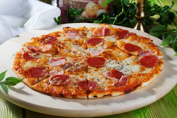 Pfefferoni-Pizza in einem Stillleben hölzerne Tischplatte appetitanregendes Essen — Stockfoto