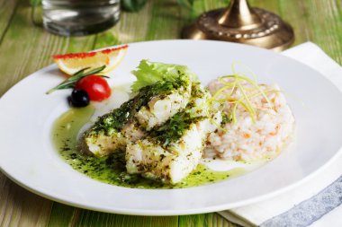 bir natürmort gurme restoranda pesto sos ve et plakalı beyaz balık