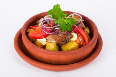 Mor soğan sarımsak, domates ve biber izole beyaz arka plan ile toprak kap içinde patates et