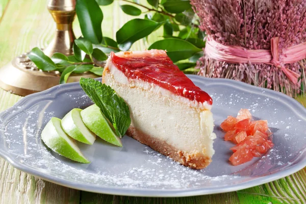 Tarta de queso con gelatina y rodajas de fresa en un primer plano para el menú —  Fotos de Stock