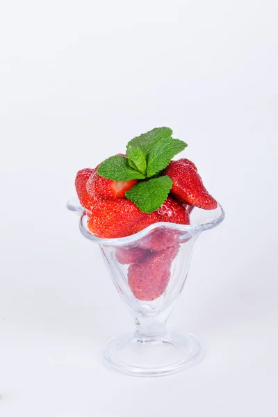 Bol en verre de fraises avec isolation de fond blanc menthe — Photo