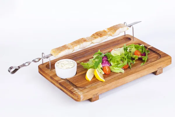 Fisk kebab grill styrelse isolerade — Stockfoto