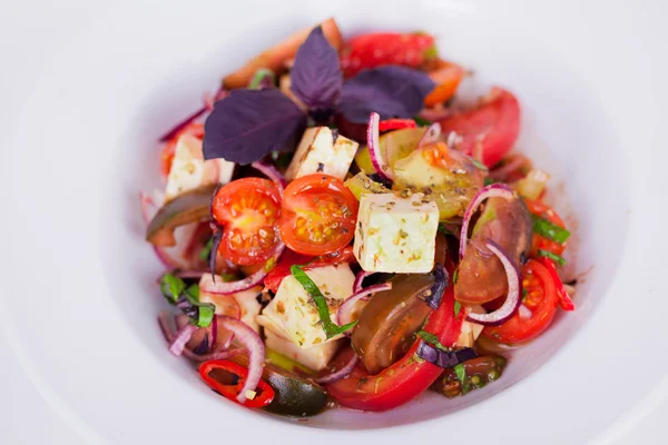 Salad with feta cheese, basil, cherry tomatoes, onion, top, close-up — Stock Photo, Image