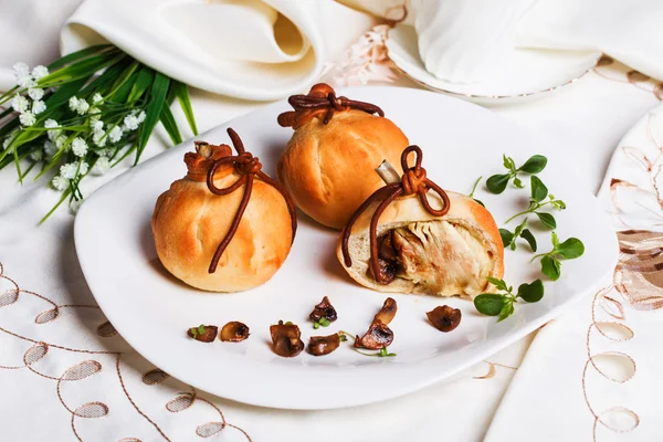 Pernas de frango com cogumelos assados em bolsas de massa ideia de receita de comida gourmet lindamente elegante — Fotografia de Stock