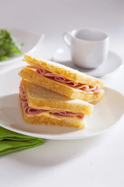 Dois sanduíches com manteiga de presunto e queijo — Fotografia de Stock
