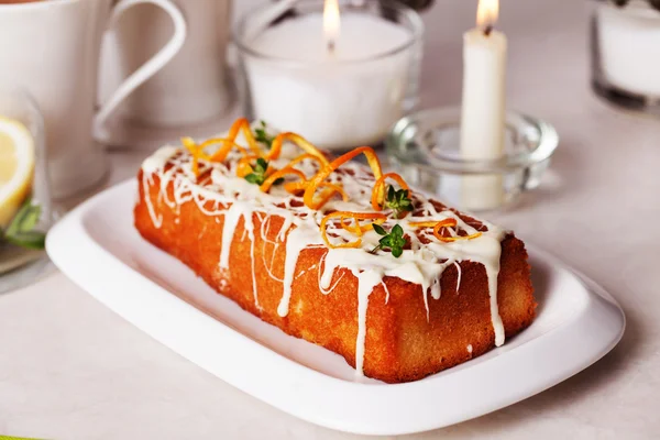 Pflaumenkuchenfutter Weiße Schokolade, Orangenschale, Thymian, Nahaufnahme-Stillleben mit Tee und Zitrone Neujahr, Weihnachten, Urlaub — Stockfoto