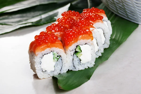 Philadelphia Roll Sushi Kaviar merah tropis daun masih hidup papan putih untuk menu restoran — Stok Foto