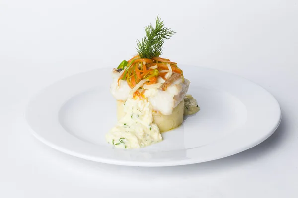 Weißfisch mit Kartoffelpüree und Soße, Gemüse, Zwiebeldillingskarotte auf einem Teller für das Restaurantmenü — Stockfoto