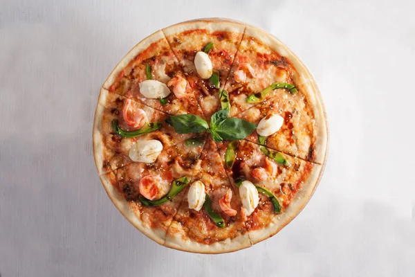 Pizza mit Mozzarella, Avocado, Garnelen, Sesam und Basilikum auf weißem Hintergrund — Stockfoto