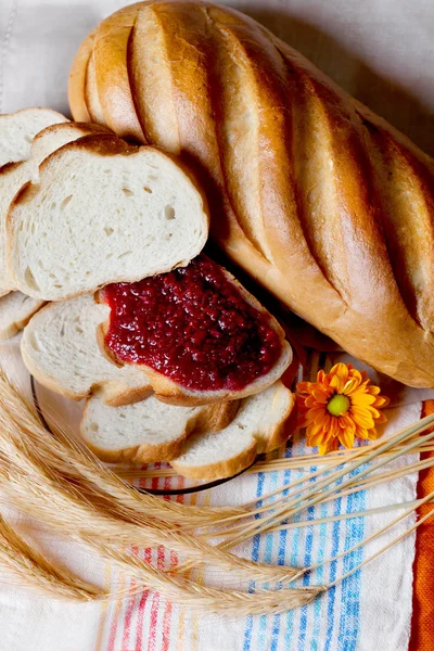 Loaf with jam, white bread, ears of corn, rye, pastries, home, rustic — Stock Photo, Image
