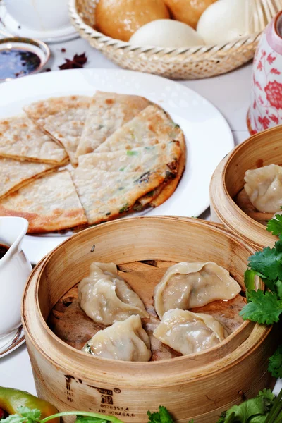 Chinese dumplings houten stoomboot stilleven op een tafel de nationale sfeer — Stockfoto