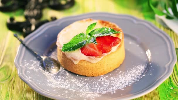 Motion, Food dessert food movement sprinkle with powdered sugar from semolina cake with strawberry and mint — Stock Video