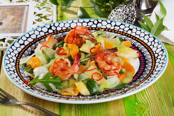 Rucola Sallad, mandarin apelsiner, räkor stilleben i styrelserna för italienska — Stockfoto