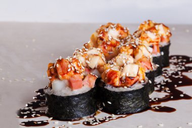 Cap somon ve levrek, susam, unagi suşi için bir beyaz arka plan izole yakın çekim menü oryantal rulo