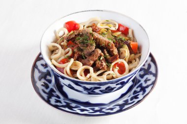 Lagman et kil pot ahşap tahta natürmort yeşil parlak güzel iştah açıcı, lezzetli gıda ile