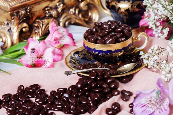 Dragees au chocolat dans une tasse de café en porcelaine, élégante nature morte avec stuc baroque, luxe, rencontres, amour , — Photo