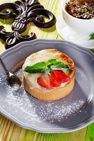 Cake of semolina strawberries and mint on a gray plate Provence still life dessert — Stock Photo, Image