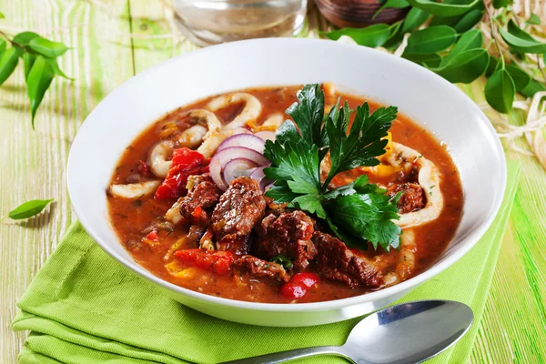 Lund med kött lera potten träskiva stilleben gröna ljusa vackra aptitlig, läcker mat — Stockfoto