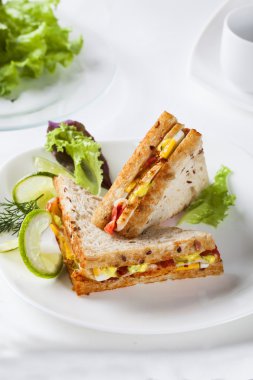 jambon ve peynir tereyağı baharat, sosis, sucuk, yumurta, kireç, domuz pastırması ile iki sandviç