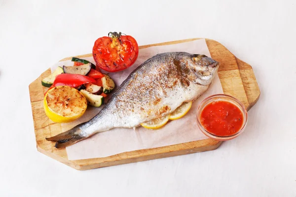 Weiße Fische Dorado ganze Gemüse, Mais, Tomaten Zitronenpfeffer Bord isoliert Hintergrund Seebarsch — Stockfoto