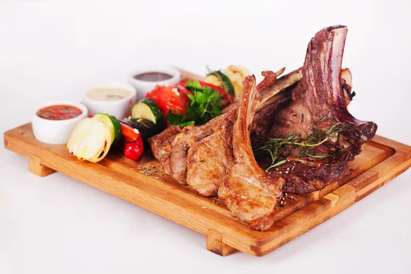 Costillas con parrilla de romero y barbacoa de verduras, salsas tablero de madera aislado menú de fondo blanco —  Fotos de Stock