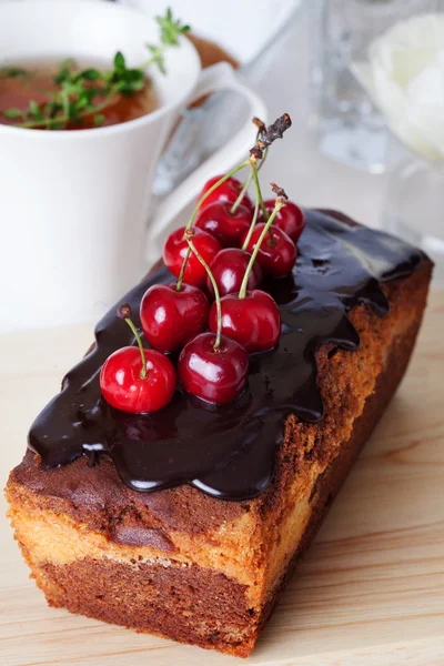 Pastel de ciruela comida chocolate cereza primer plano bodegón con té — Foto de Stock