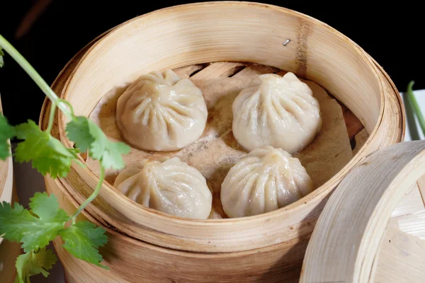 Kinesiska dumplings trä steamer stilleben på ett bord i nationella atmosfären — Stockfoto