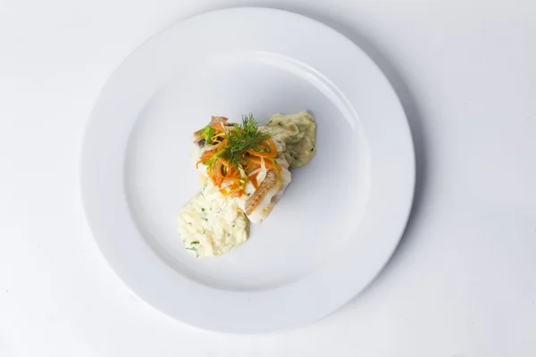 Белая рыба с картофельным пюре и соусом, овощи, морковь с луковым укропом на тарелке для меню ресторана — стоковое фото
