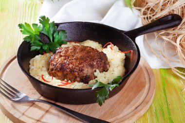 patates ve maydanoz bir tavada ile Beşamel sos hala hayat rustik kırsal ev güzel iştah açıcı, dökme demir,