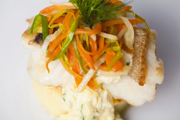 Weißfisch mit Kartoffelpüree und Soße, Gemüse, Zwiebeldillingskarotte auf einem Teller für die Speisekarte des Restaurants — Stockfoto