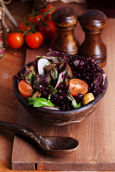 Salada com alface vermelha e tigela de vidro de rabanete mesa de madeira na natureza morta — Fotografia de Stock
