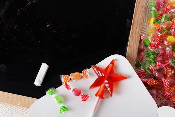 Пространство написано на доске с мелом, карамелью, конфеты, звезда, палочка, День Святого Валентина, сладкоежка леденцы знак двери — стоковое фото
