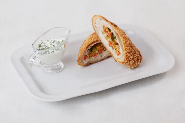 Kiev Schnitzel mit Gemüse auf einem Teller weißen Hintergrund isolierte Lebensmittel leckere Speisekarte für Restaurant-Café — Stockfoto