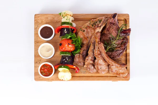 Costolette con rosmarino e barbecue di verdure, salse bordo di legno isolato menu di sfondo bianco — Foto Stock
