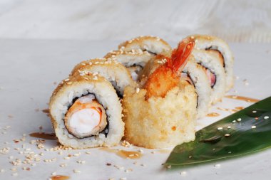 karides tempura ile atışında bir ahşap masa yeşil yaprak unagi sos susam dilim tropikal yakın bırakır