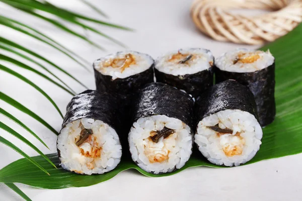 Sushi-Rolle Akne-Aal-Schnittlauch Mini-Kappa Maki im Stillleben auf einem tropischen Blatt hosomaki — Stockfoto