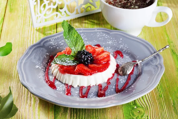 Dort panna cotta, sýr jahodami a mátou na šedé desce Provence zátiší dezert — Stock fotografie