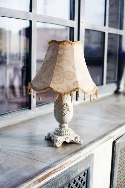 Lâmpada de mesa provence estilo retro antiguidades na moldagem interior, decoração, escultura, bonito — Fotografia de Stock