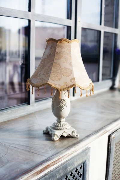 Lampada da tavolo provenienza stile retrò pezzi d'antiquariato nello stampaggio interno, decorazione, intaglio, bella — Foto Stock