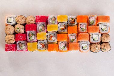 Suşi farklı rulo fikir, olağandışı, beyaz bir arka plan üzerinde yaratıcı en iyi ayarla.
