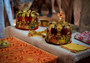 Düğün töreni - gelin taçları sakral ayrıntıları