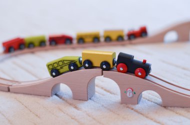 Ahşap oyuncak tren raylarda